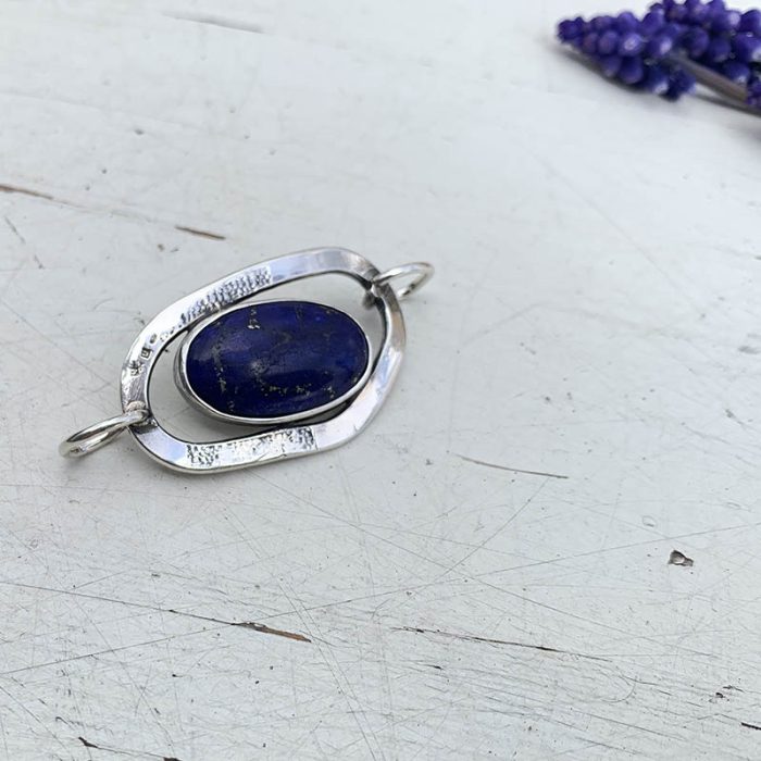 Verwisselbare edelsteenschakel met lapis lazuli.