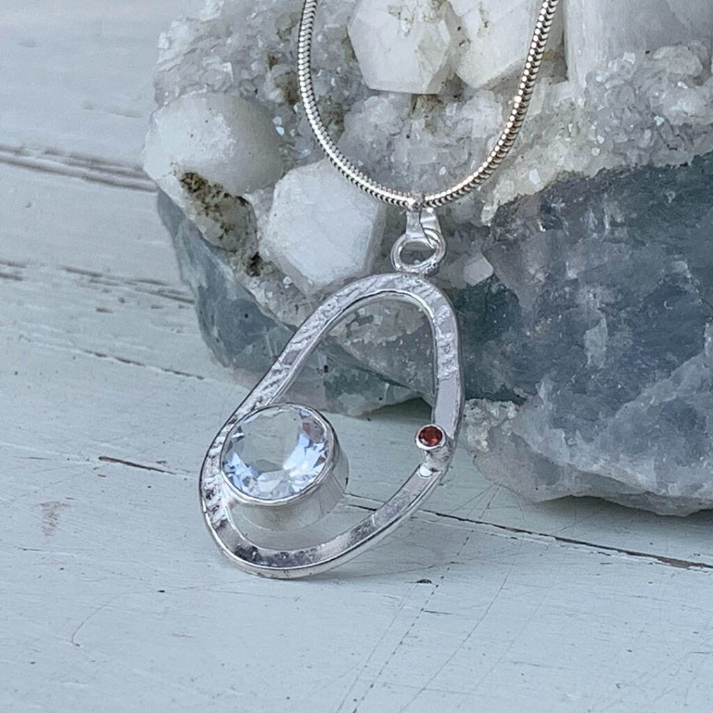 Hanger met granaat en witte topaas