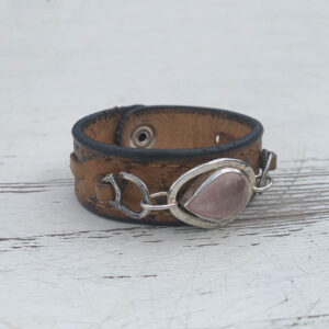 Leren armband met een rozenkwarts edelsteenschakel erin