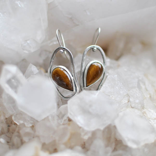 Tijgeroog in oorbellen