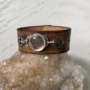 Peridoot in de leren armband
