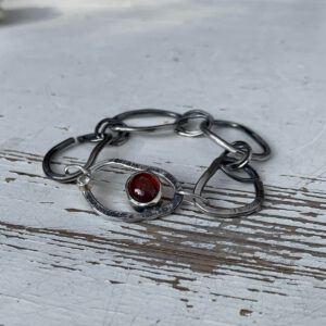 Granaat in de zilveren schakelarmband