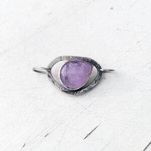 de edelsteenschakel met amethist voor de armband