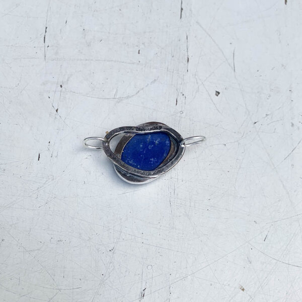 achterkant van de edelsteenschakel met lapis lazuli, past bij de armband