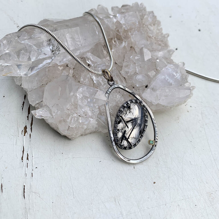 Toermalijnkwarts in een hanger met smaragd