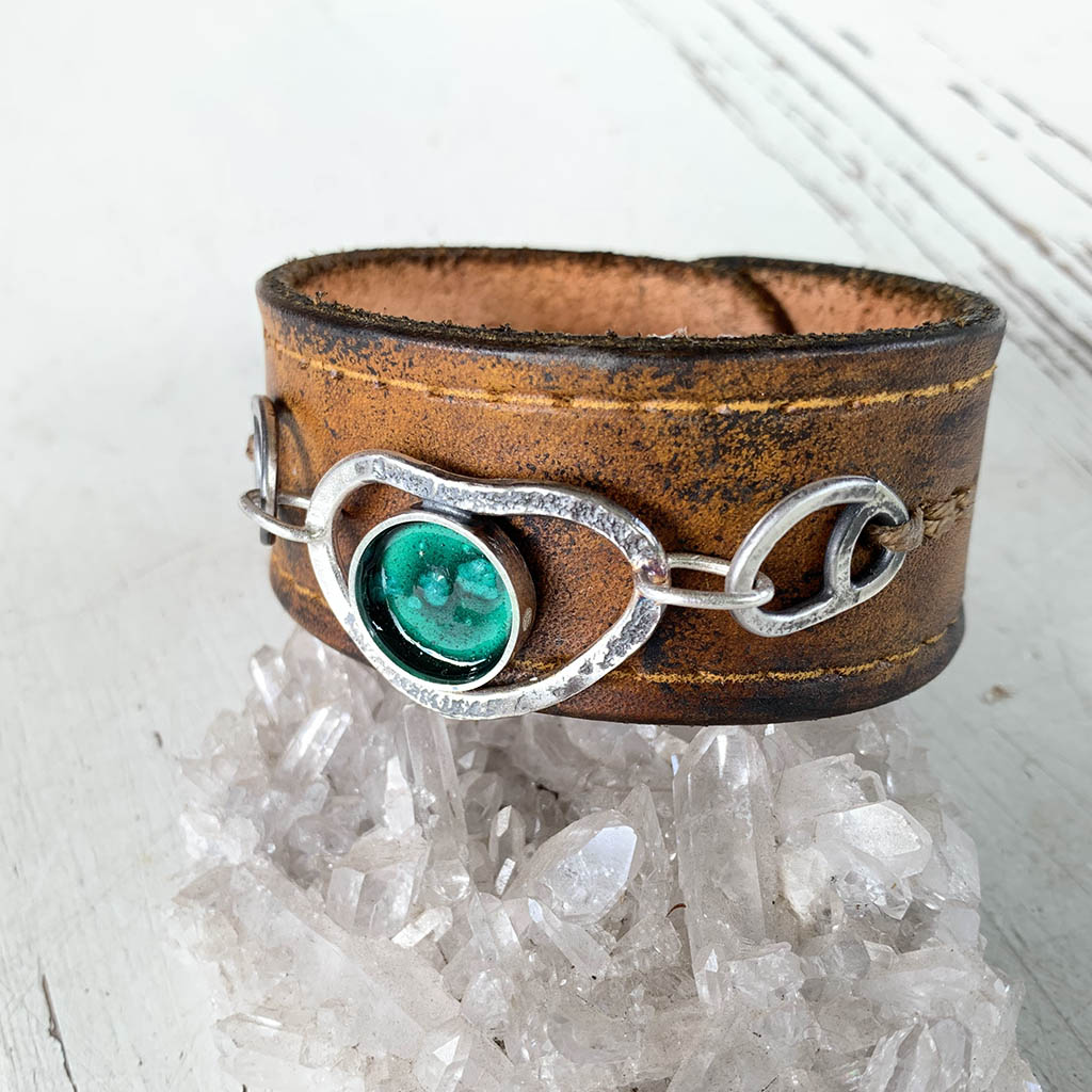 Leren armband met edelsteenschakel met emaille