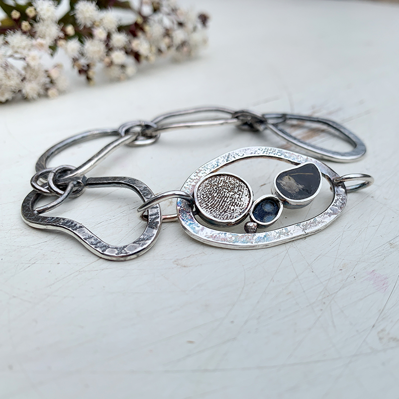 Armband met edelsteenschakel en emaille met as