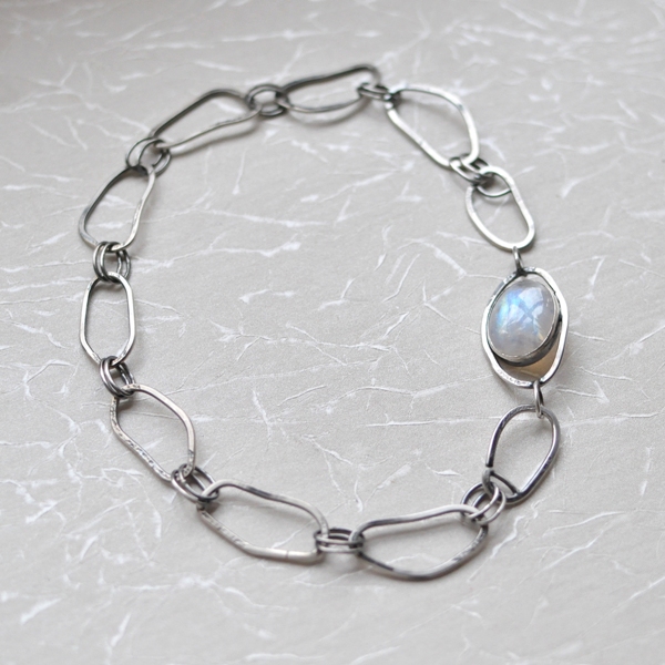 Verwisselbare edelsteen in de schakelketting