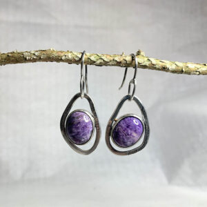 Oorbellen met charoiet