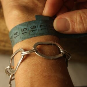 Hoe kun je het beste de polsmaat opmeten?