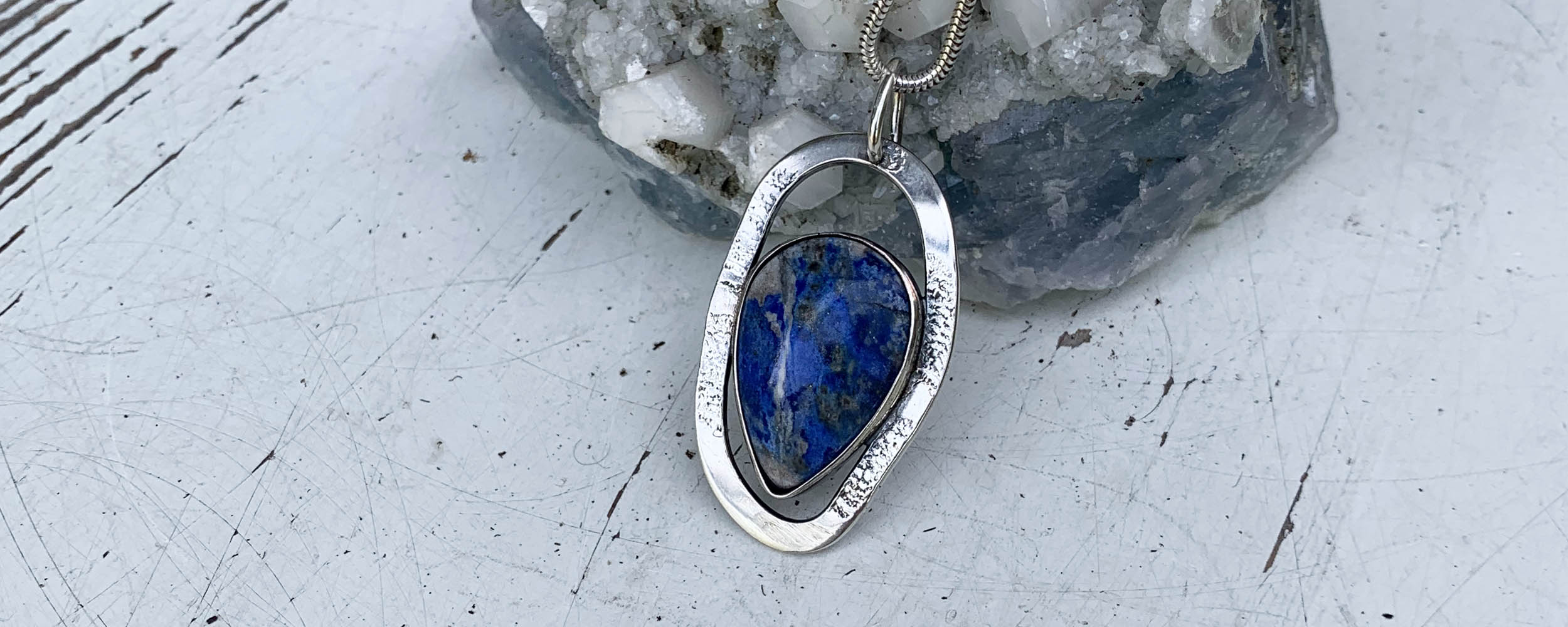 Hoe weet je of een steen echt is, lapis lazuli hanger