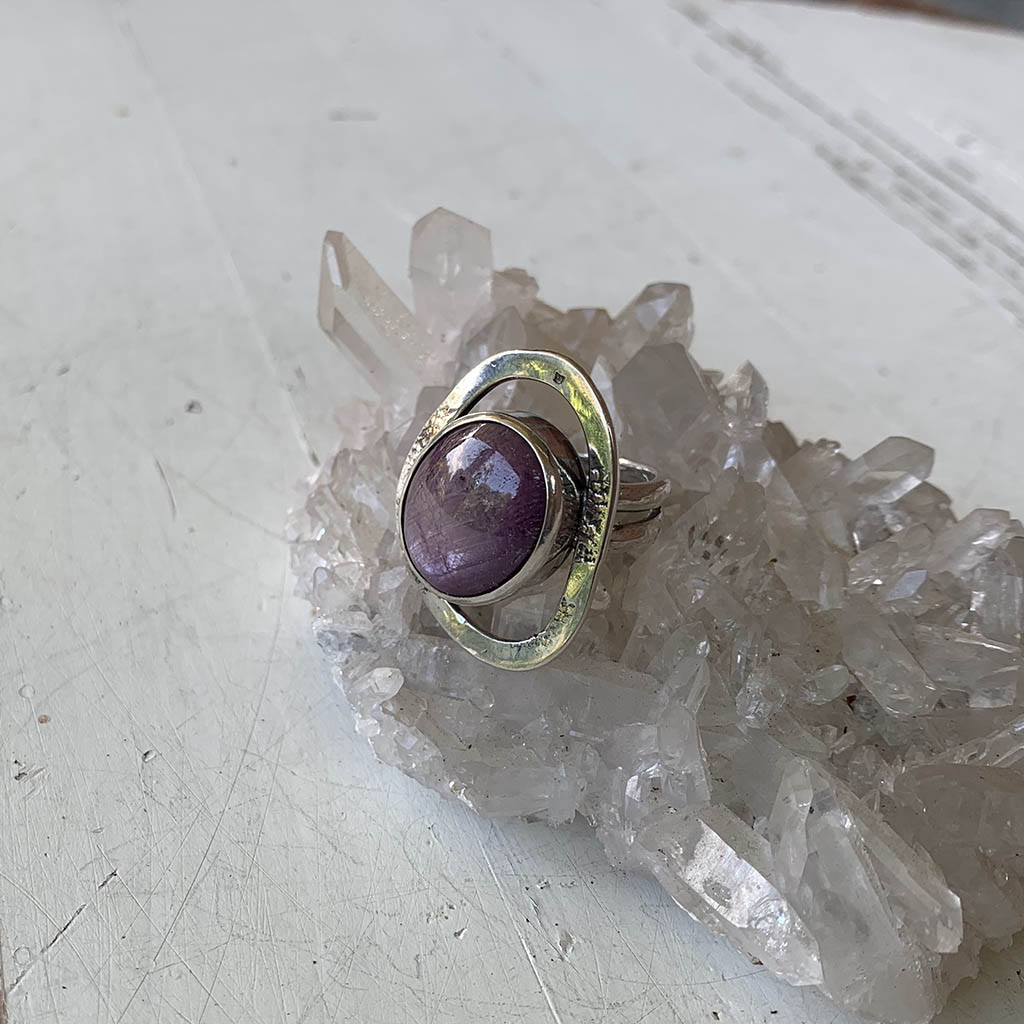 Zilveren ring met robijn