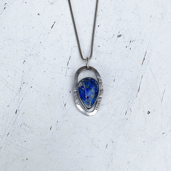 Zilveren hanger met een echte lapis lazuli