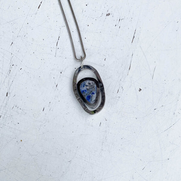 Zilveren hanger met een echte lapis lazuli, de achterkant