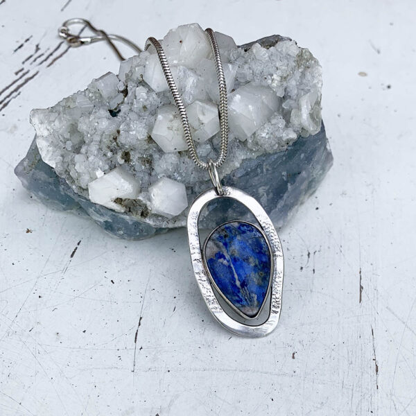 Zilveren hanger met een echte lapis lazuli