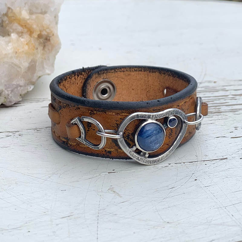 De geboortesteen voor september is saffier, hier in een leren armband