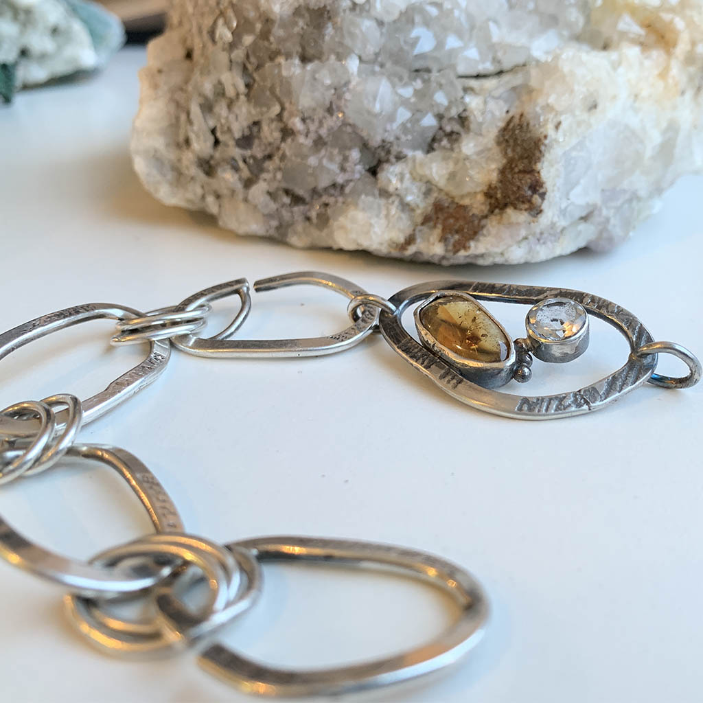 De geboortesteen van november, citrien, verwerkt in een armband