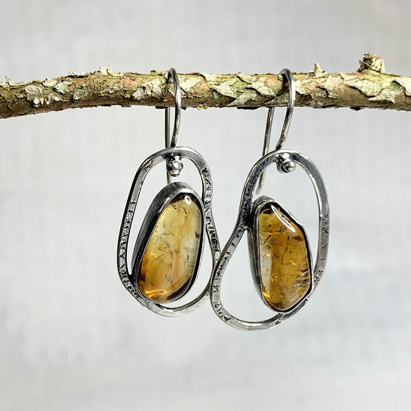 De geboortesteen van november, citrien, verwerkt in oorbellen