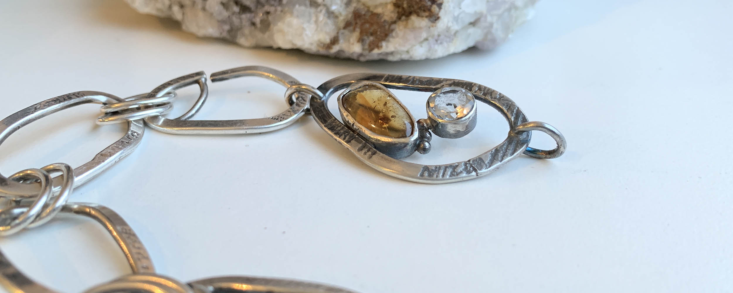 De geboortesteen van november is citrien