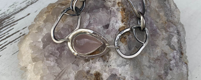 De geboortesteen van oktober is rozenkwarts