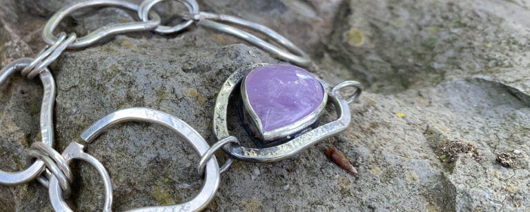 De geboortesteen voor je sieraad van februari is amethist