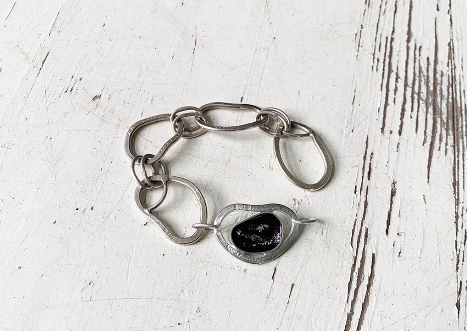 Armband met edelsteenschakel en emaille met as