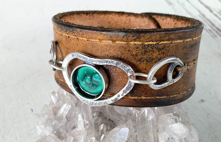 Leren armband met edelsteenschakel met emaille