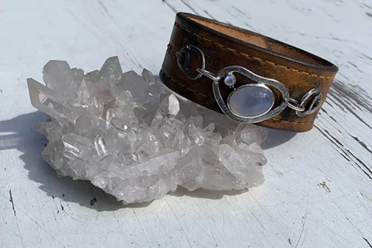 Maansteen in een leren armband