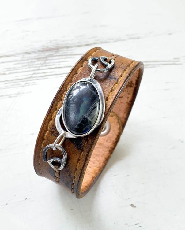 armband-Labradoriet-Leather De edelsteenschakel met labradoriet in een leren armband