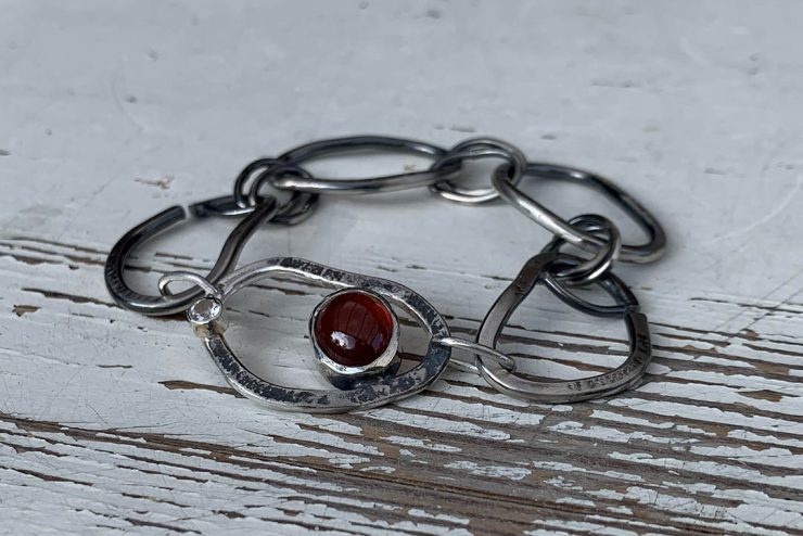 Granaat in de zilveren schakelarmband