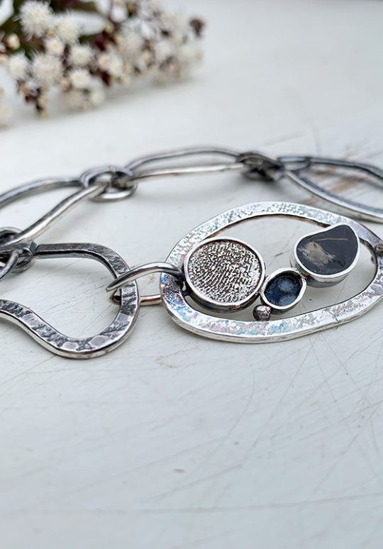 Armband met edelsteenschakel en emaille met as