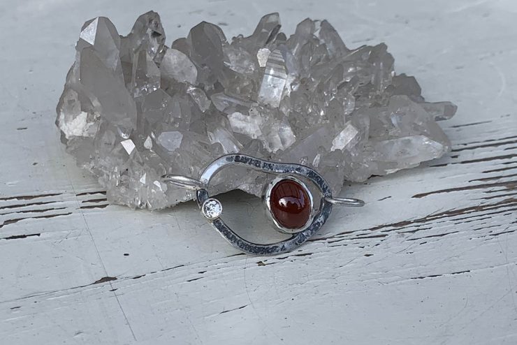 Een edelsteenschakel met granaat en witte topaas