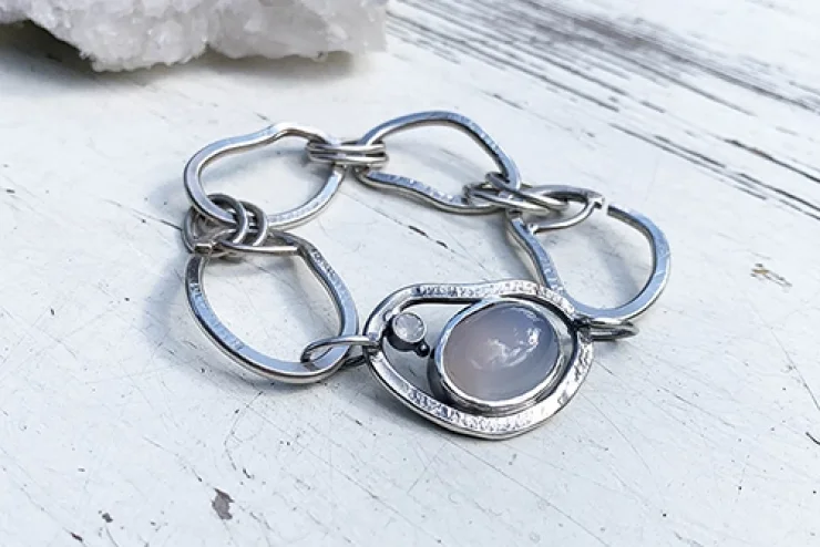 Maansteen in een zilveren schakelarmband