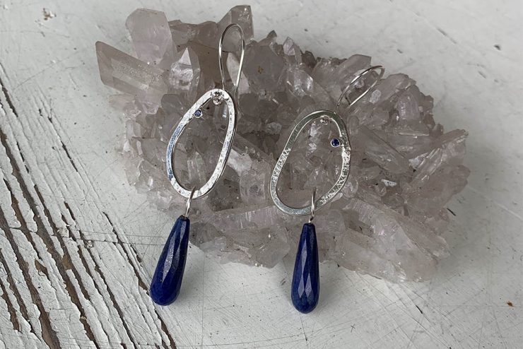 Oorbellen met saffier en lapis lazuli