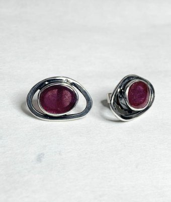 Oorstekers met robijn