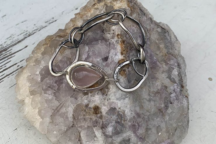 Rozenkwarts in je armband