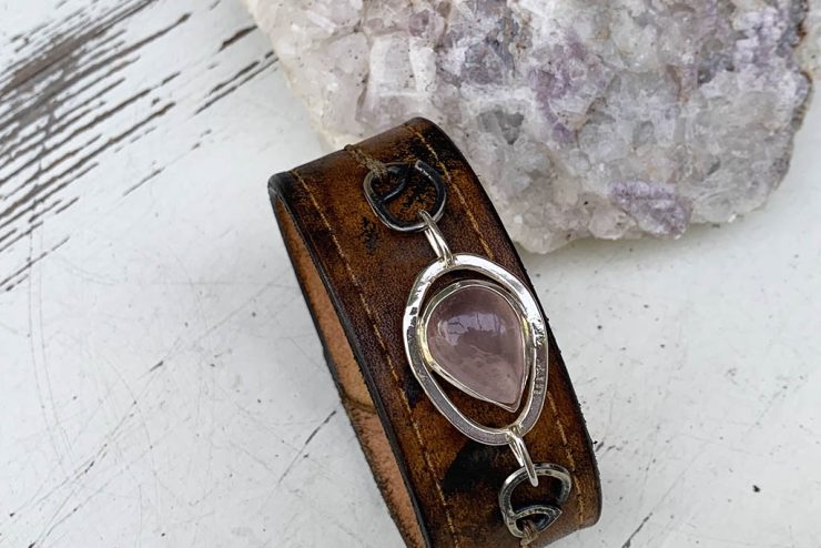 Rozenkwarts in je leren armband